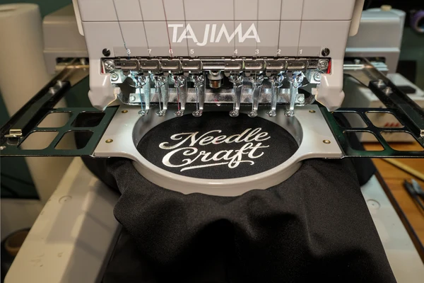 NEEDLE CRAFTの文字を刺繍する店内の刺繍機