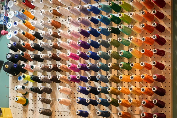 多彩なカラーの刺繍糸が並ぶ糸棚
